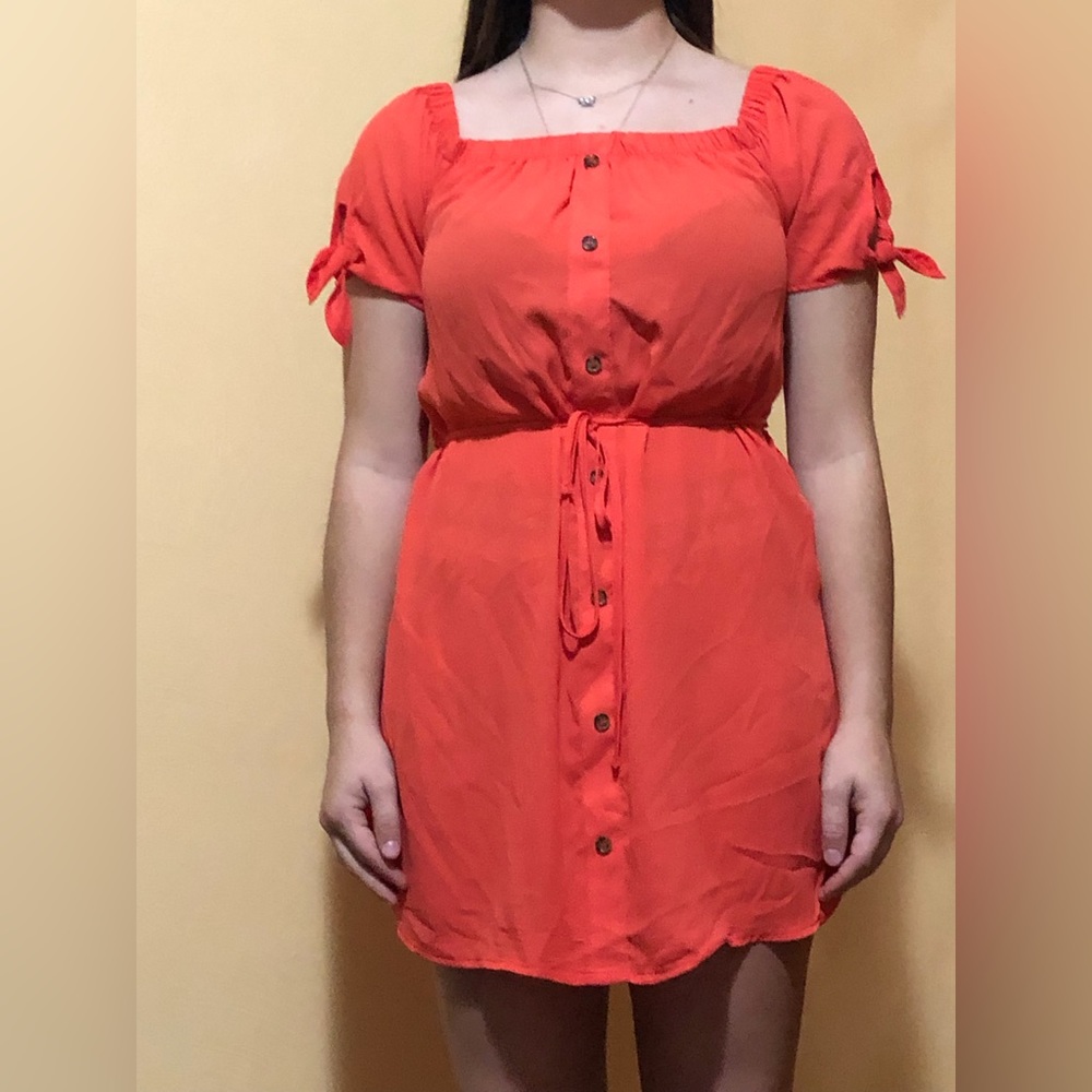 Casual dress, can be worn with or without the belt.  100% polyester. Hand wash